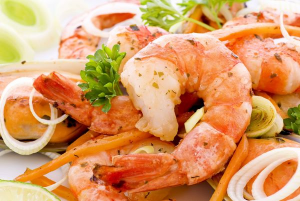 Скаридите са още един вкусен източник на този витамин.